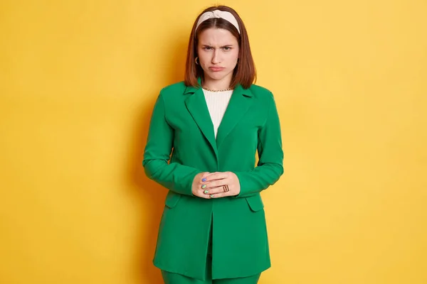 Грустная Несчастная Женщина Зеленой Куртке Стоящая Изоляции Желтом Фоне Обиженными — стоковое фото