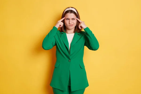 Грустная Женщина Зеленой Куртке Стоящей Изолированно Желтом Фоне Думая Пытаясь — стоковое фото