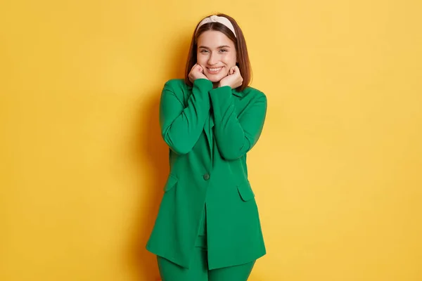 Χαμογελώντας Ευτυχισμένη Ελκυστική Γυναίκα Φορώντας Πράσινο Σακάκι Κρατά Χέρια Κάτω — Φωτογραφία Αρχείου