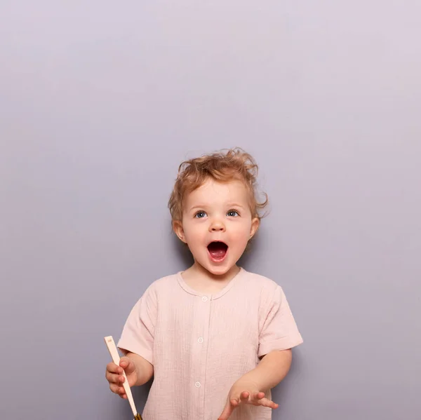 Menina Criança Com Expressão Surpresa Seu Rosto Segurando Escova Dentes — Fotografia de Stock
