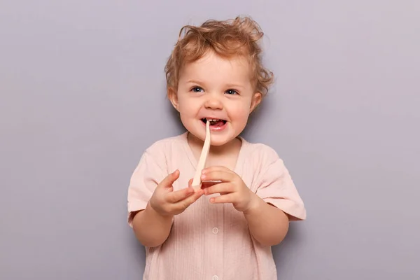 Важливість Догляду Зубами Дітей Маленька Дівчинка Тримає Зубну Щітку Ізольовано — стокове фото