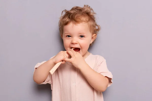 Дивовижна Дівчинка Тримає Зубну Щітку Ізольовано Сірому Фоні Чистить Зуби — стокове фото