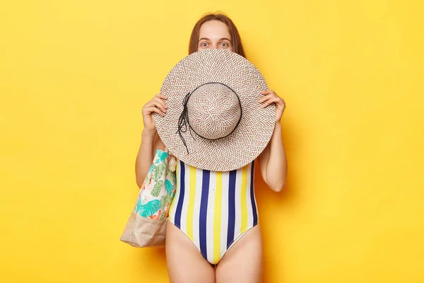 Zabawna Kobieta Kostiumie Kąpielowym Odizolowana Żółtym Tle Przykrywająca Połowę Twarzy — Zdjęcie stockowe
