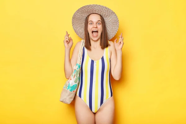 Zdumiewająca Podekscytowana Kobieta Stroju Kąpielowym Odizolowana Żółtym Tle Stojąca Otwartymi — Zdjęcie stockowe