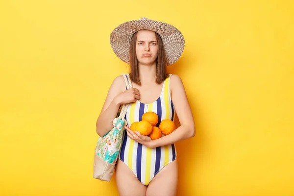Teleurgestelde Vrouw Badpak Geïsoleerd Gele Achtergrond Met Fruit Zoek Naar — Stockfoto