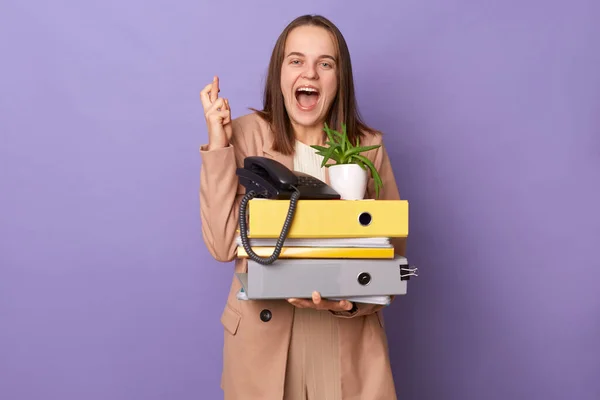 Pekerja Kantor Wanita Yang Sangat Bahagia Dengan Kotak Kardus Dengan — Stok Foto