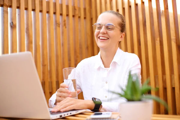 Freelancer Mulher Rindo Vestindo Camisa Branca Sentado Café Livre Trabalhando — Fotografia de Stock
