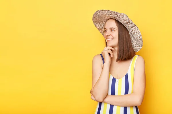 Mujer Optimista Positiva Soñadora Con Traje Baño Rayas Sombrero Aislado — Foto de Stock