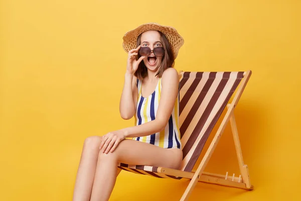 Alegre Mujer Joven Encantada Con Traje Baño Rayas Sombrero Sentado — Foto de Stock