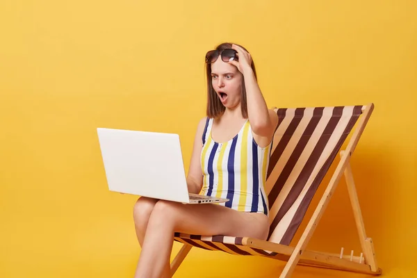Chocado Surpreendido Jovem Mulher Vestindo Maiô Sentado Cadeira Trabalhando Laptop — Fotografia de Stock