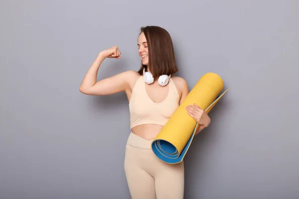 Sterke Jonge Aantrekkelijke Blanke Lachende Vrouw Met Yoga Mat Haar — Stockfoto