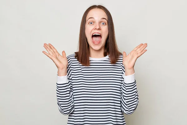 Mujer Sorprendida Emocionada Asombrada Con Pelo Castaño Usando Camisa Rayas — Foto de Stock