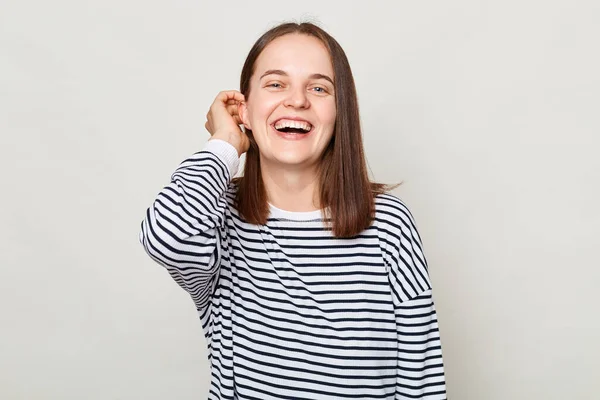 Mulher Otimista Bonita Com Cabelo Castanho Vestindo Camisa Listrada Isolado — Fotografia de Stock