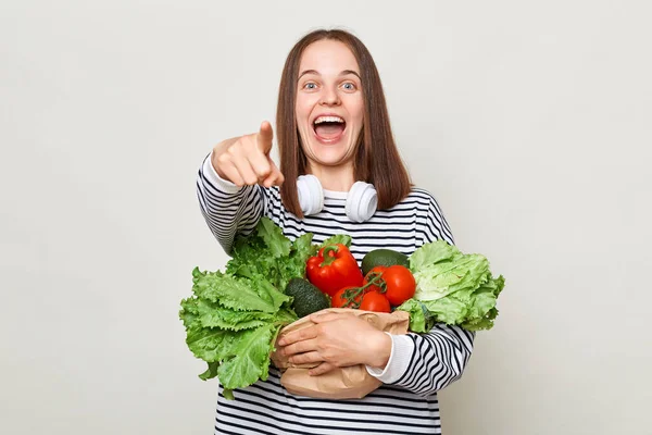 Nutrição Saudável Mulher Excitada Com Cabelo Castanho Vestindo Camisa Listrada — Fotografia de Stock
