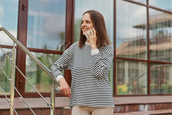 Mörkhårig Vuxen Kvinna Talar Sin Telefon Mot Byggnad Med Stora — Stockfoto