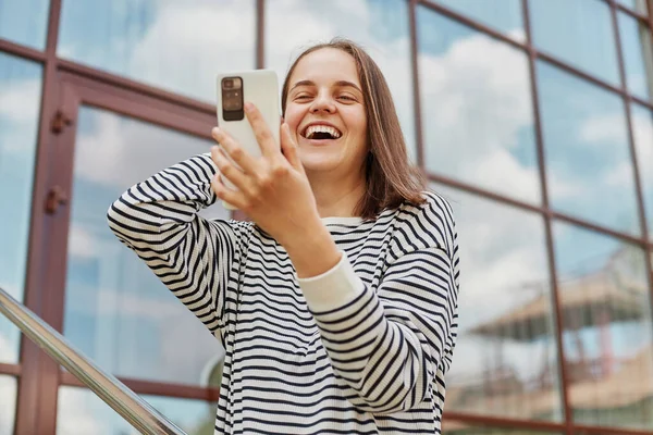 Wanita Tersenyum Melihat Layar Telepon Tangannya Memiliki Panggilan Video Online — Stok Foto