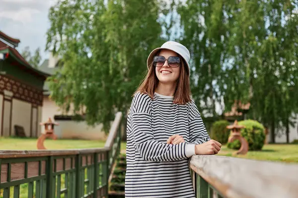 Positiv Optimistisk Ung Kvinna Står Park Bro Njuter Sommaren Och — Stockfoto