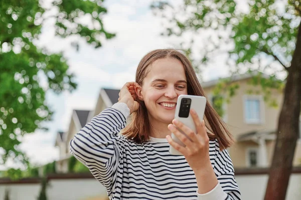 Woman Town Browsing Internet Smart Phone Making Selfie Having Video — Stock Photo, Image