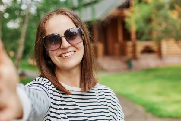 Lächelnde Junge Dunkelhaarige Mädchen Machen Selfie Foto Park Mit Holzhaus — Stockfoto
