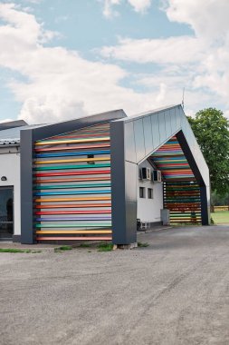 Modern binalarla dolu bir yol, güzel bir duvar, rengarenk ahşap korkuluklar..