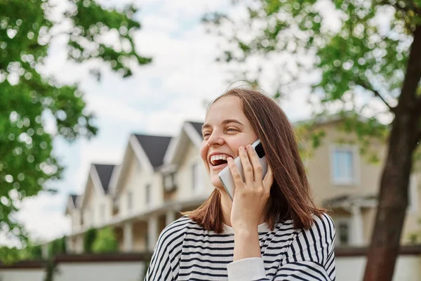 Happy Caucasian Young Woman Talking Cellphone Street Buildings Background Holding — Stock Photo, Image