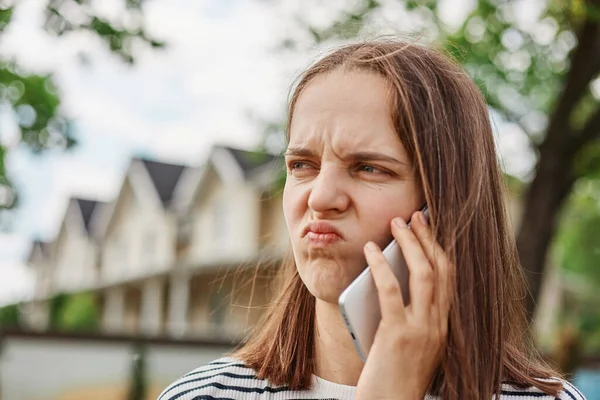 Malheureux Triste Brun Chevelu Jeune Femme Parler Avec Téléphone Cellulaire — Photo