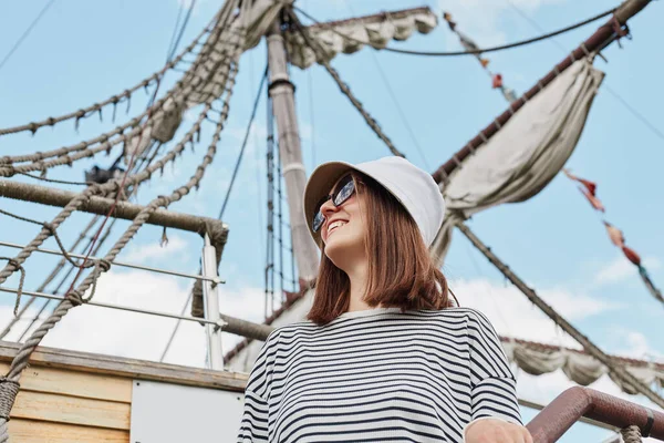 Ung Kvinna Bär Randig Skjorta Panama Solglasögon Står Fartyget Med — Stockfoto
