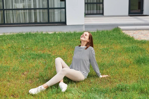 Young Woman Wearing Striped Shirt Leggins Sitting Grass House Smiling — Stock Photo, Image
