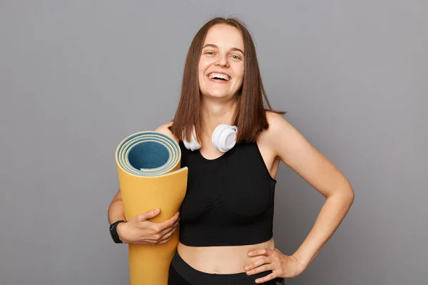 Zelfverzekerde Glimlachende Sportieve Meisje Houden Fitness Mat Haar Handen Poseren — Stockfoto