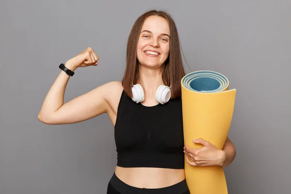 Tevreden Blij Meisje Houden Fitness Mat Haar Handen Poseren Geïsoleerd — Stockfoto