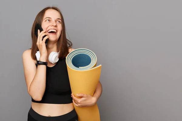 Smiling Cheerful Girl Holding Fitness Mat Her Hands Posing Isolated — Stock Photo, Image