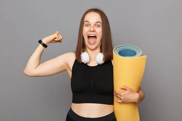 Gelukkig Overgelukkig Meisje Holding Fitness Mat Haar Handen Poseren Geïsoleerd — Stockfoto