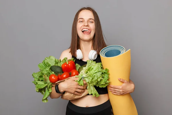 Glädjande Vit Kvinna Som Håller Ekologiska Grönsaker Och Karemat Står — Stockfoto