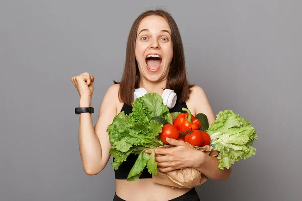 Överlycklig Glad Glad Vit Kvinna Håller Färska Ekologiska Grönsaker Står — Stockfoto