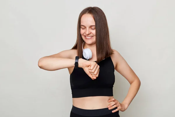 Wanita Atletik Sporty Mengenakan Atasan Hitam Dengan Headphone Atas Leher — Stok Foto