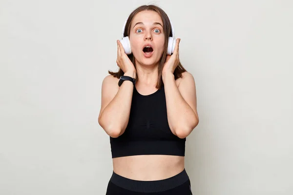 Geschokt Jonge Blanke Vrouw Zwart Top Luisteren Muziek Met Hoofdtelefoon — Stockfoto