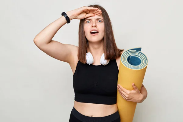 Serieus Meisje Houden Fitness Mat Haar Handen Poseren Geïsoleerd Witte — Stockfoto