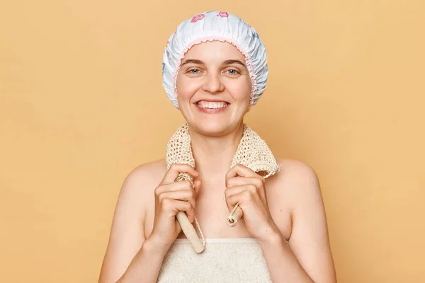 Mujer Atractiva Feliz Con Sonrisa Dentada Gorra Ducha Sosteniendo Paño — Foto de Stock