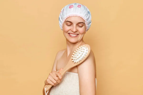Uśmiechnięta Młoda Zadowolona Kobieta Szczotką Masażu Stojąca Beżowym Tle Wykonująca — Zdjęcie stockowe