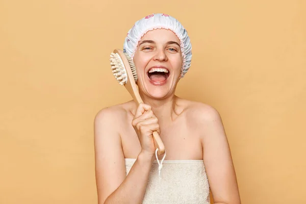 Uśmiechnięta Atrakcyjna Młoda Kobieta Czepku Kąpielowym Szczotką Masażu Stojąca Beżowym — Zdjęcie stockowe