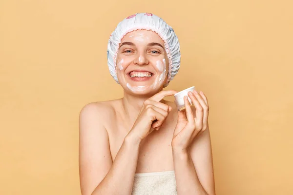 Uśmiechnięta Szczęśliwa Atrakcyjna Kobieta Czepku Kąpielowym Owinięta Ręcznik Pozowała Wzięciu — Zdjęcie stockowe