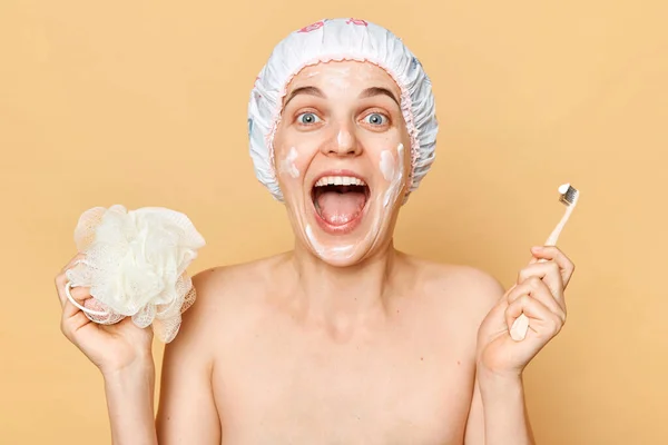 Ochtendhygiëne Schoonheidsbehandelingen Verbazingwekkende Vrouw Houden Tandenborstel Washandje Dragen Douchepet Wakker — Stockfoto