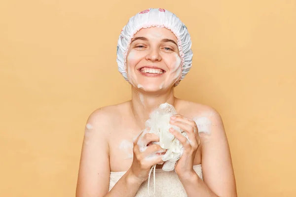 Zadowolony Pozytywny Uśmiech Kobieta Ubrana Czepek Kąpielowy Patrząc Kamerę Zębaty — Zdjęcie stockowe