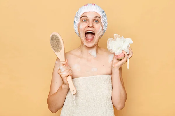 Portret Pięknej Podekscytowanej Kobiety Biorącej Prysznic Łazience Trzymającej Ścierkę Szczotkę — Zdjęcie stockowe