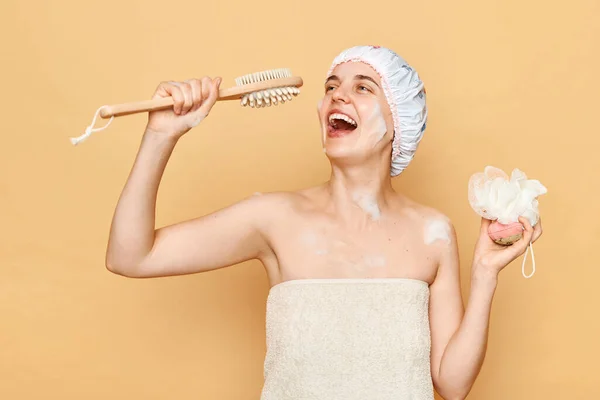 Zabawny Pozytywny Kobieta Biorąc Prysznic Łazience Gospodarstwa Pranie Szczotka Ciała — Zdjęcie stockowe