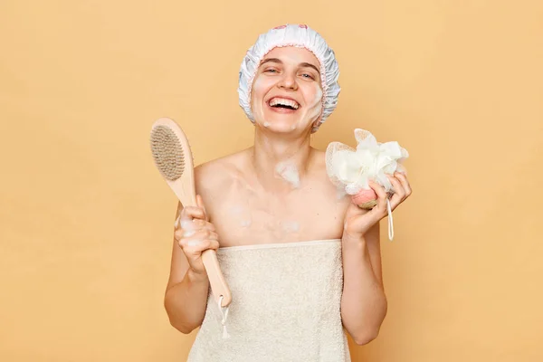 Atrakcyjny Szczęśliwy Wesoły Kobieta Biorąc Prysznic Łazience Gospodarstwa Pranie Szczotka — Zdjęcie stockowe