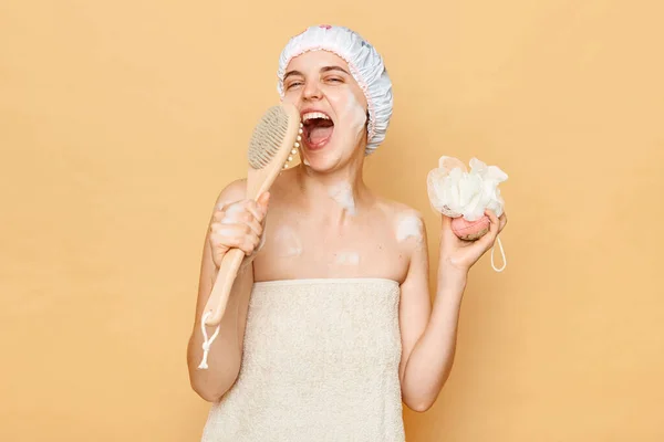 Niezwykle Szczęśliwa Kobieta Nosząca Czepek Kąpielowy Owinięta Ręcznik Trzymająca Gąbkę — Zdjęcie stockowe