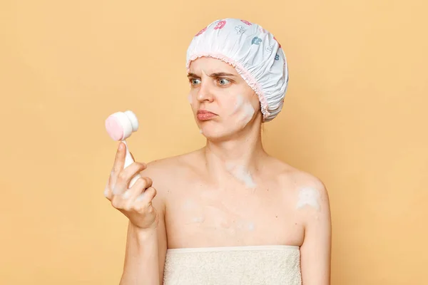 Zdezorientowana Kobieta Nosząca Czepek Pod Prysznic Owinięta Ręcznik Trzymająca Szczotkę — Zdjęcie stockowe