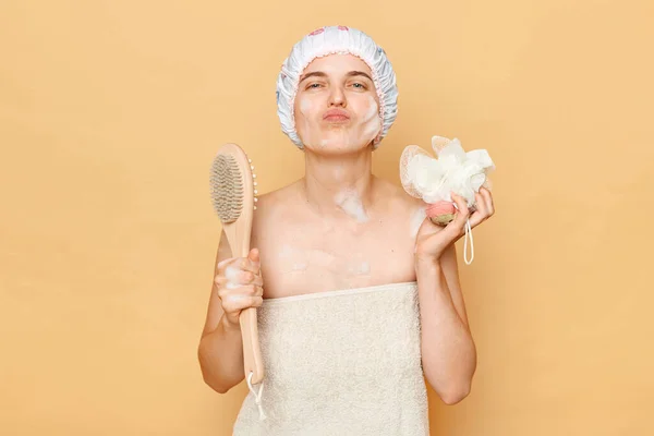 Retrato Bela Mulher Engraçada Tomando Banho Banheiro Segurando Escova Esponja — Fotografia de Stock