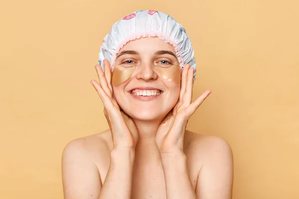 Portret Uśmiechniętej Pięknej Noszącej Czapkę Prysznicową Stojącej Opaskami Oczach Dotykającej — Zdjęcie stockowe